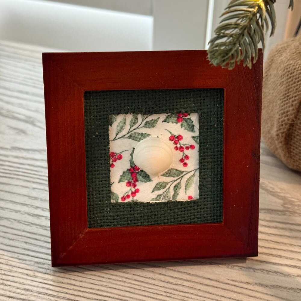 Handmade by Posher! Christmas open frame with real seashell. (4"x4")